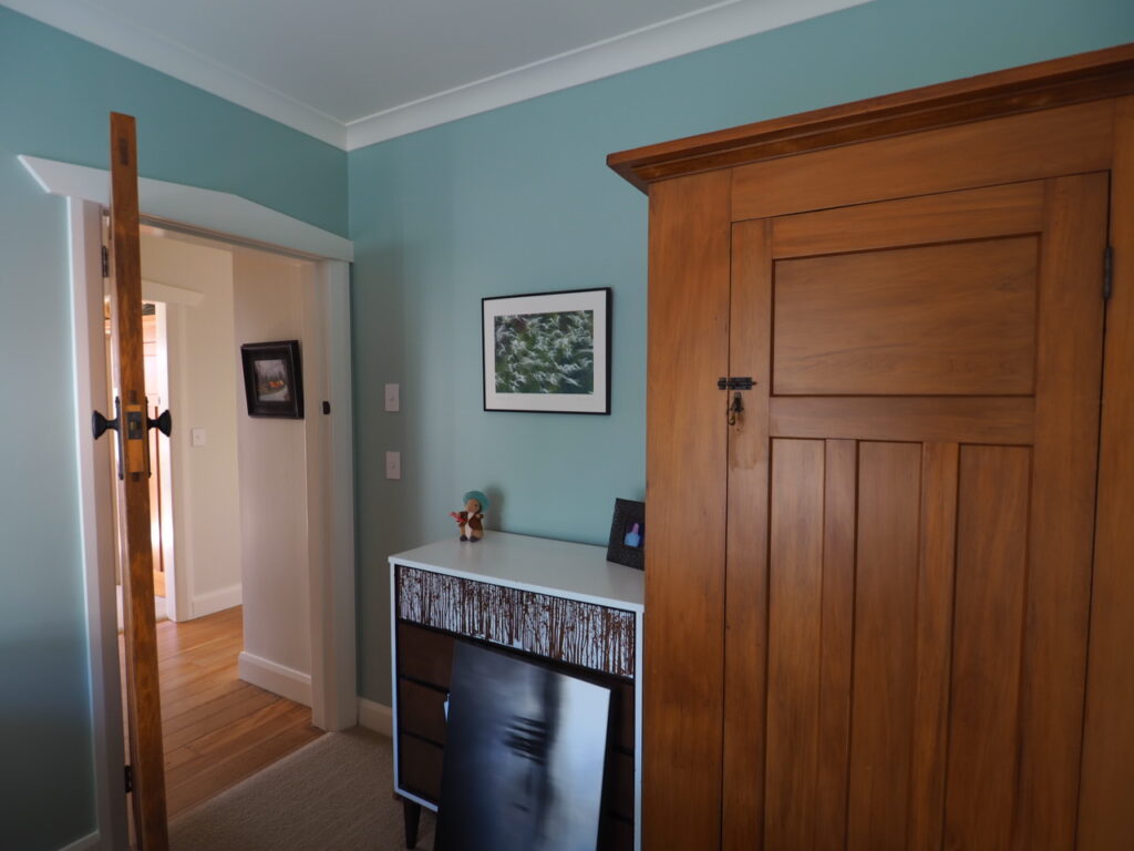 spray-paint-cuboards