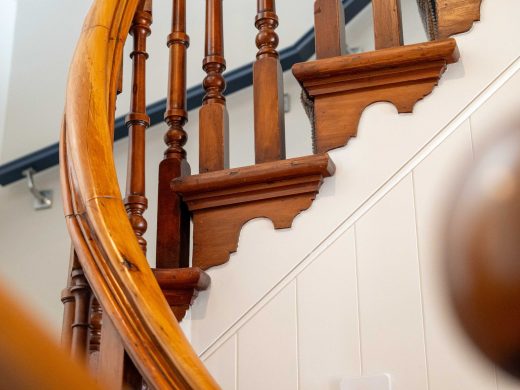 Varnishing balustrade